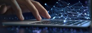 persona-manipulando-computador-amenazas-informáticas