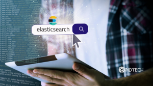 hombre buscando información en fuente de datos con elasticsearch