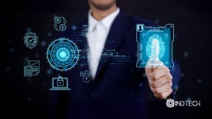 hombre pasando filtro de gestión de identidad y accesos en sistema empresarial